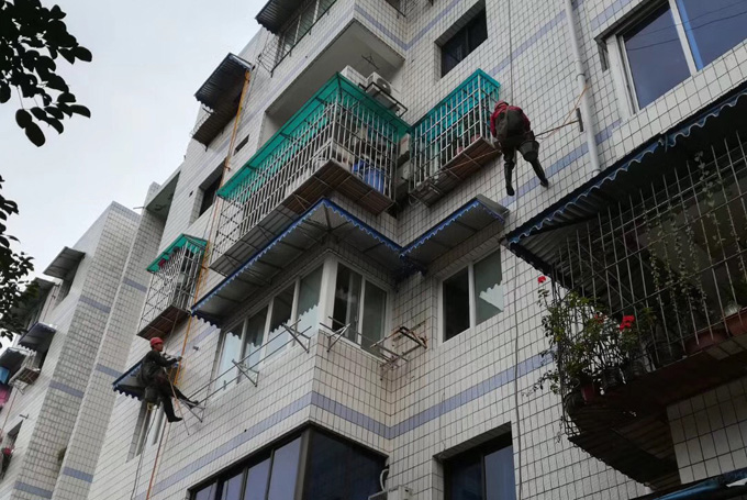 成都某老小區(qū)瓷磚外墻清洗保潔案例